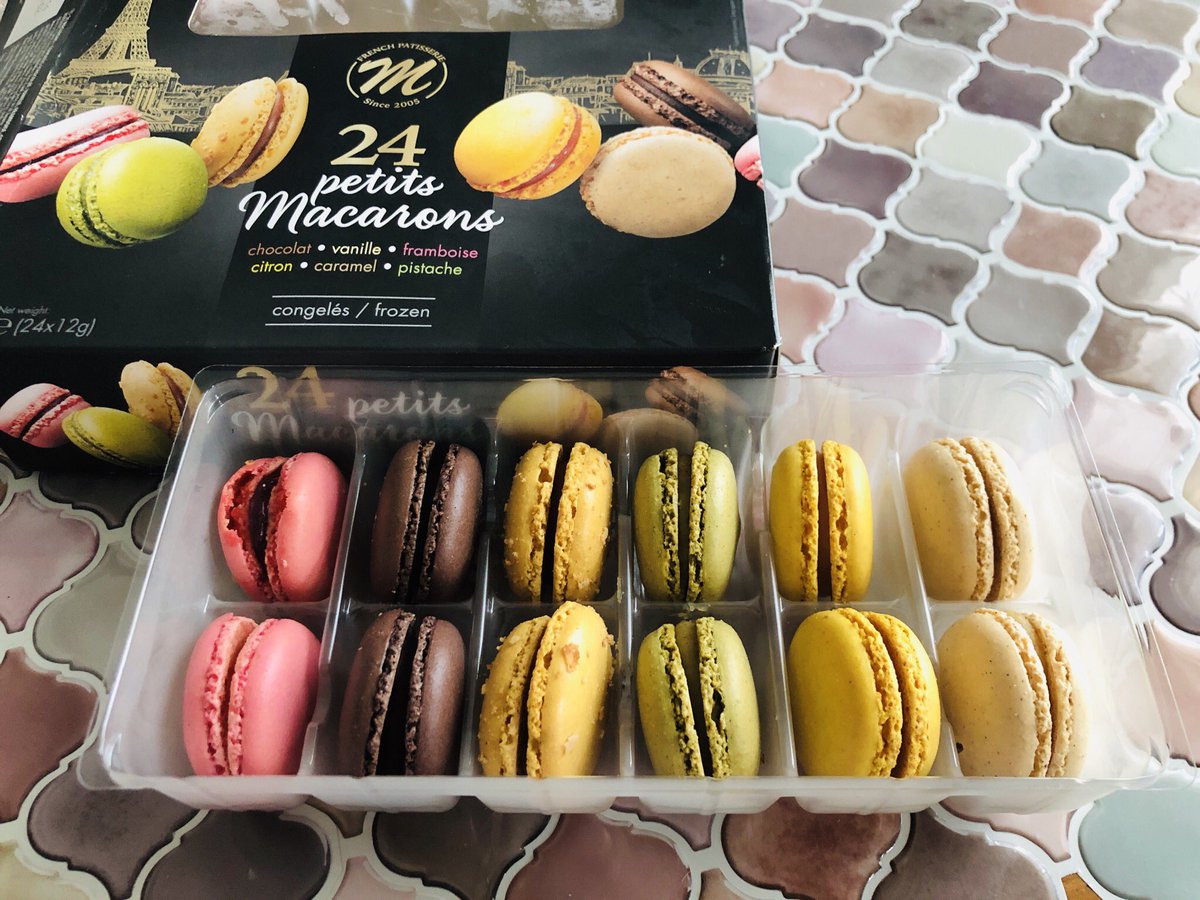 みなみさん 多分駄菓子屋になったひと 今日のおやつ コストコで発見した冷凍マカロン 24個入りで1000円ちょっと コスパが最高に良い フランス輸入なので味も本格的 もっと買えば良かったよ 冷凍のまま固めで食べるのも全然あり 謎に賞味期限が