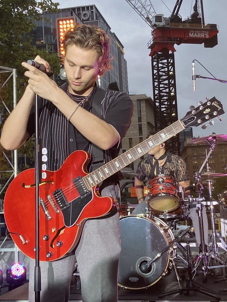 his ICONIC red guitar (i want one but unfortunately i researched for hours and it’s $5,299, luke really said rich boy hours)  #MTVHottest 5SOS