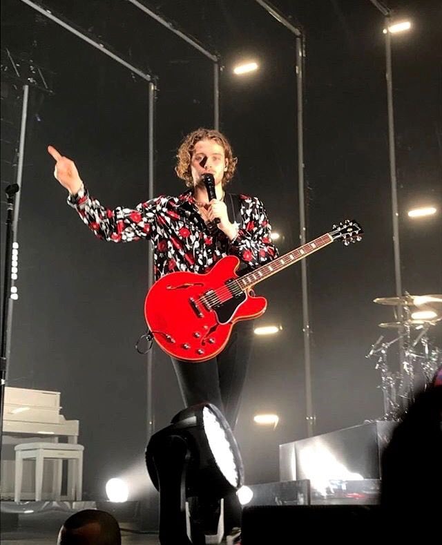 his ICONIC red guitar (i want one but unfortunately i researched for hours and it’s $5,299, luke really said rich boy hours)  #MTVHottest 5SOS