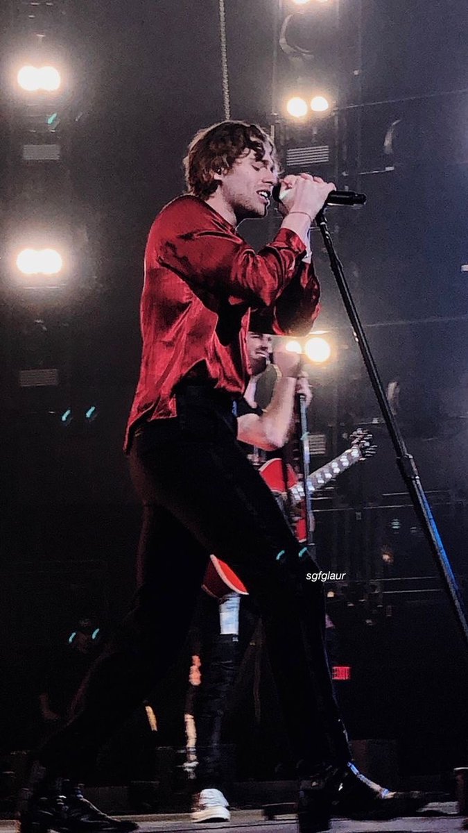 the red shirt  #MTVHottest 5SOS