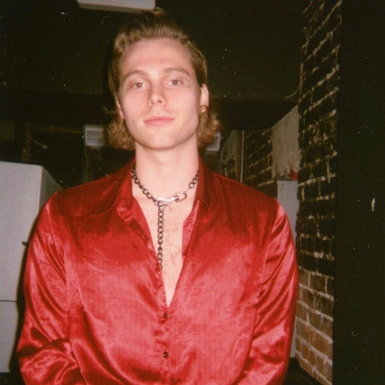 the red shirt  #MTVHottest 5SOS