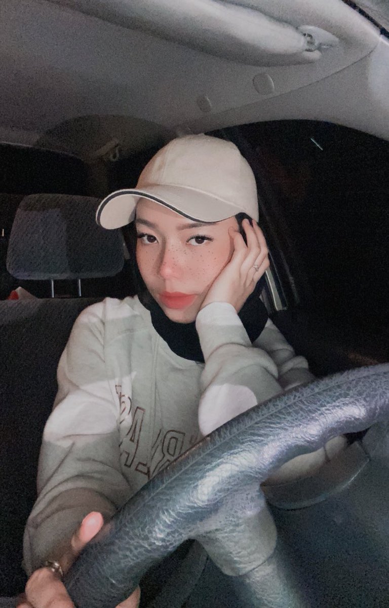 nrhdyhh's tweet photo. awkward pose https://t.co/SATjMa98Ly