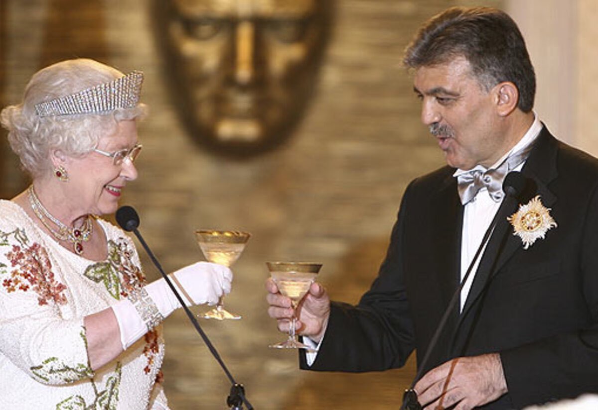 İbrahim Kalın “Bu ülkede artık kendi hikayemizi yazacağız” demiş. Kayserili bir torna ustasının oğlu, dünyanın en büyük imparatorluğunun kraliçesiyle kadeh tokuşturabiliyorsa, bu Türkiye’nin dünyada benzeri olmayan hikayesinin sonucudur. Yazarı da arkadaki adamdır.