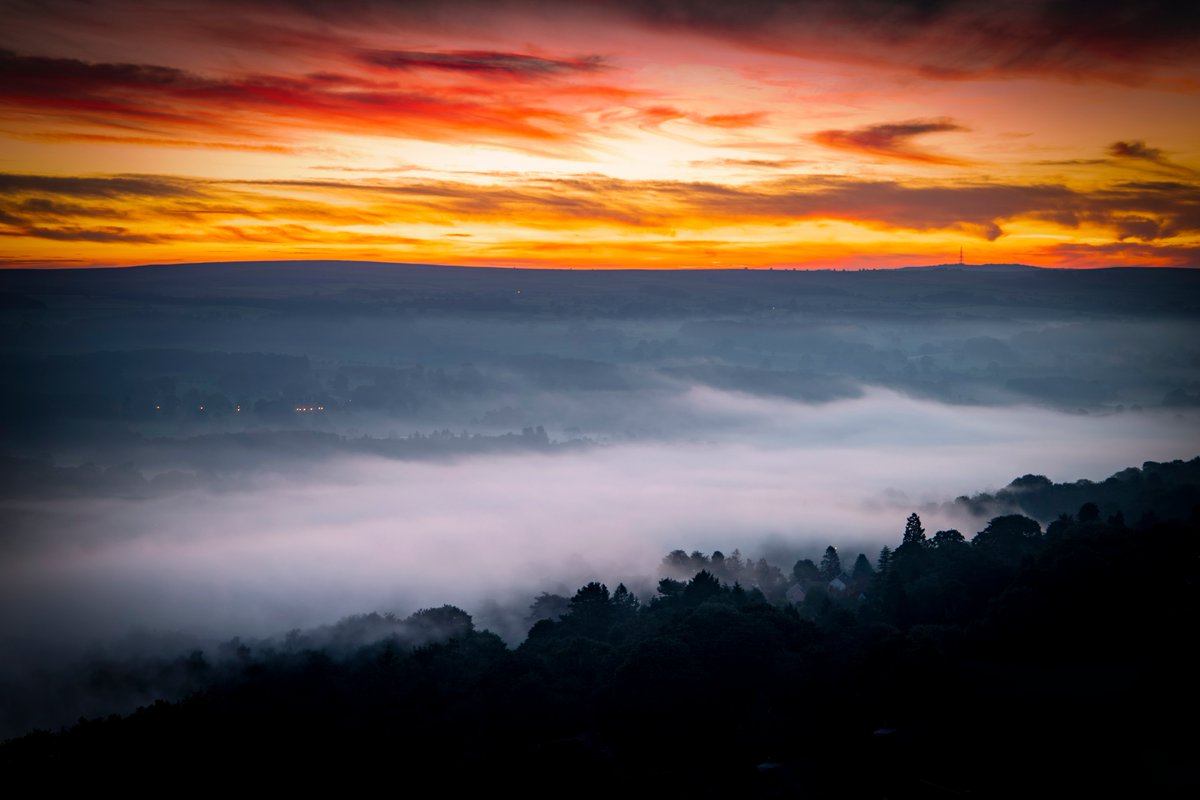 Friday Mornings Cloud Inversion over Ilkley #Yorkshire

#LoveGreatBritain #OMGB #WelcomeToGreat #MyMicroGap #Stormhour #BBCWeather