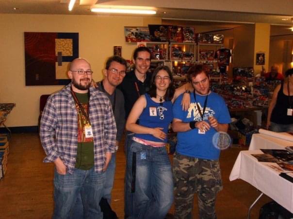 RBIllustrations's tweet photo. This photo popped on my FB memories featuring me, @KatCardy @Drivaaar @LiamShalloo @jasoncardy the colourist collective of Titan Comics (I was the noob with one issue 😜) at #AutoAssembly 2008.....12 ruddy years ago! https://t.co/2cSYtROGV8