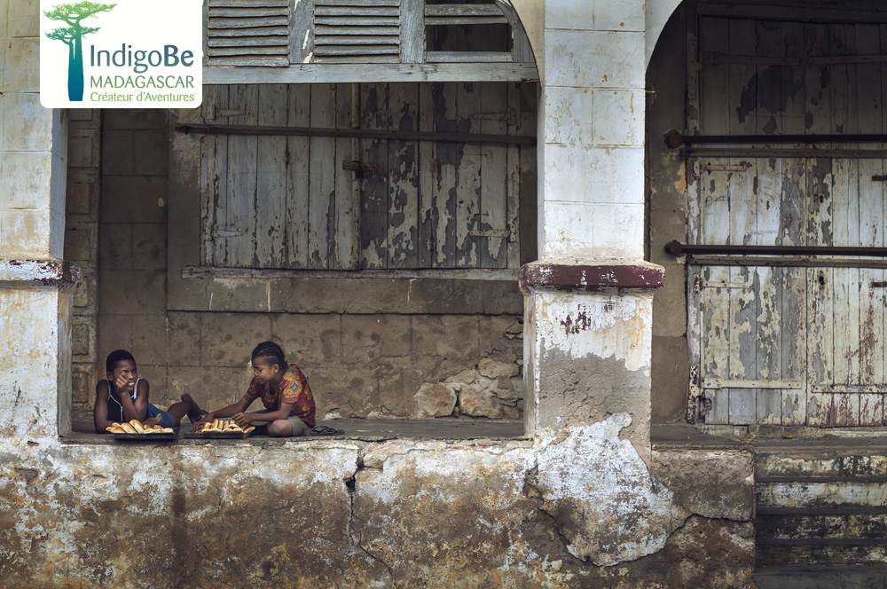 indigobe's tweet photo. Preciosa imagen de nuestro viajero Jordi Prat durante su viaje al sur de #Madagascar. Dos vendedores de "mofo gasy" (pan malgache a base de harina de arroz y azúcar frito) charlando en la ciudad sureña de Tulear.
⠀ ⠀ ⠀ ⠀
📸 by @jordieasy #viajeros_indigoBE #IndigoBE https://t.co/YTZGAdFRds