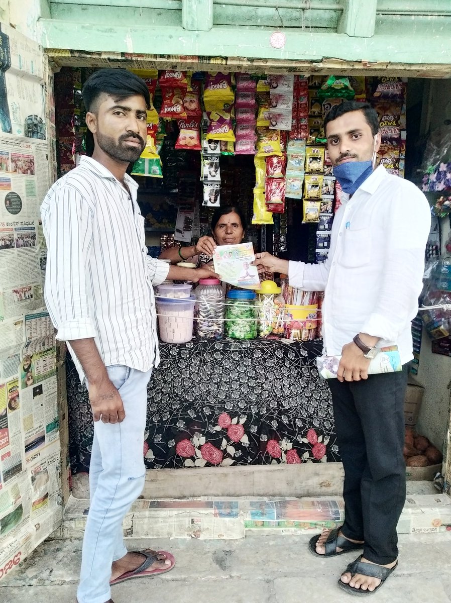 VeereshNeela's tweet photo. ಕರ್ನಾಟಕ ರಾಜ್ಯ ಸರ್ಕಾರದ     1 ವರ್ಷದ ಸಾಧನೆ ಬಗ್ಗೆ ವಾರ್ಡ  ನಂ 23 ಬೂತ ನಲ್ಲಿ ಮನೆ ಮನೆಗು ಹೋಗಿ ತಿಳಿಪಡಿಸಲಾಯಿತು                                  ವೀರೇಶ ನೀಲಾ.                                                ಬಿಜೆಪಿ ಯುವ ಮುಖಂಡ https://t.co/qmF1IkIdBA
