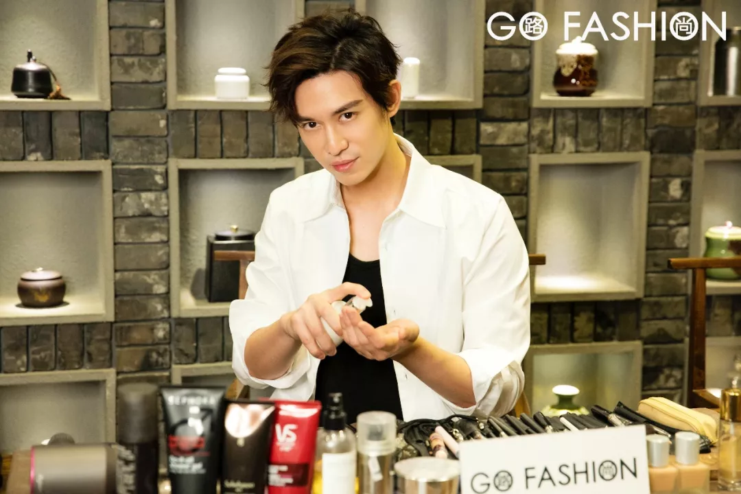 Angela_Tiwi's tweet photo. Chen Chuhe likes hair styles that are more natural. You don't need to deliberately style them, comb and blow. Simple and natural is the best state. https://t.co/X4smhHkvQc #RiverChen #ChenChuHe #BaronChen https://t.co/xroL0NOjNb