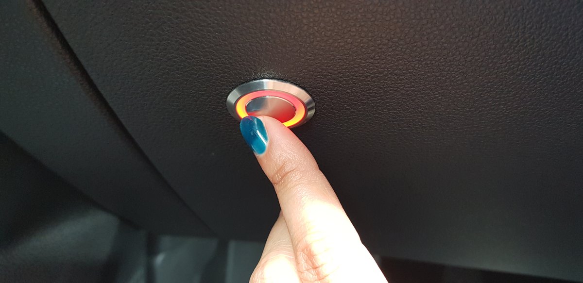 LenoirHC's tweet photo. VW Golf équipée d'une pédale d'accélération à gauche pour une personne ne pouvant plus se servir de son pied droit. Un interrupteur permet la déconnexion du système pour une conduite classique du véhicule. https://t.co/yyrx9UfSdg