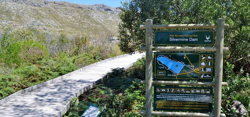 Massive group of lady hikers, hiking #Silvermine this morning.
NOT ONE picked up their dogs poo.....
Argued that it’s more eco friendly to leave it instead of picking up. 😫😫
Please <a href="/SANParks/">SANParks</a> you/we need bigger and clearer signage.
Bag it , take it with you, dispose of it.