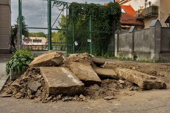 13/ Jewish tombstones also routinely turn up in  #Lviv Ukraine road construction. This area was home to high ranking SS and German police; road paved by prisoners of  #Janowska concentration camp.  https://forgottengalicia.com/jewish-traces-in-lviv-tombstones-turned-to-pavement/