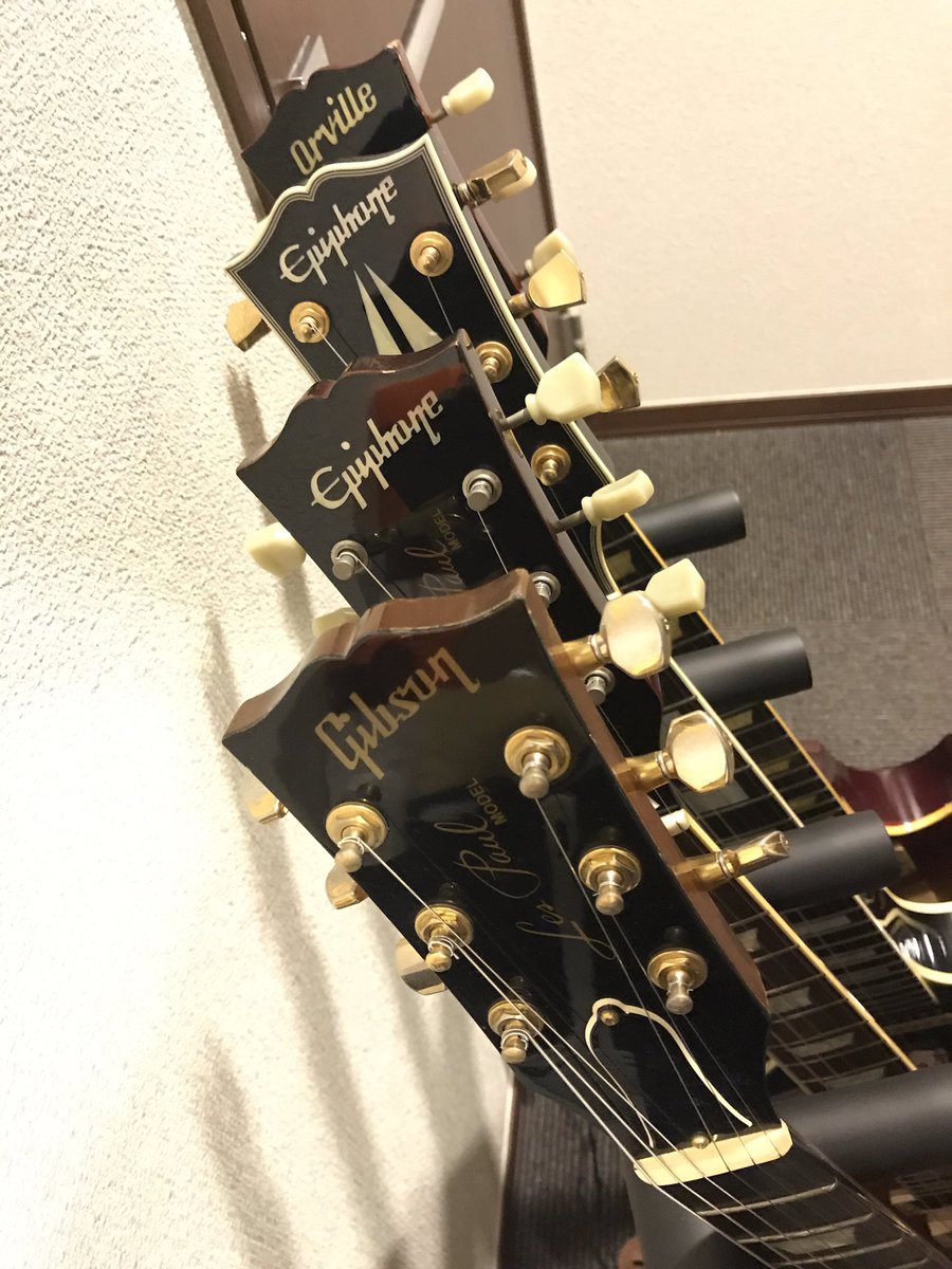 会報が届きません！
が、ギターを4本立てれるスタンドが届いたので試しにレスポール4本立ててみたらなかなかの壮観だった！！という写真です😊
レスポール大好き✨