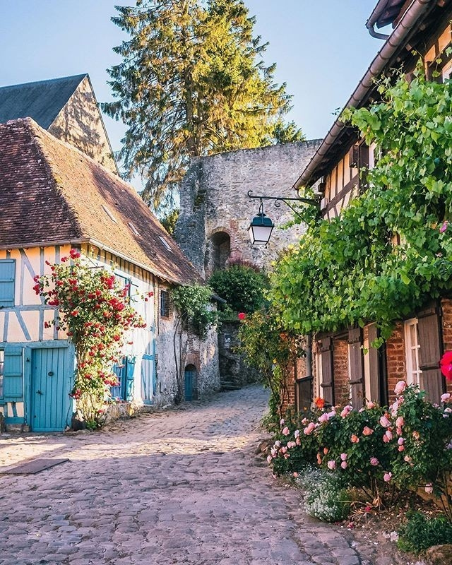DdfPaca's tweet photo. 🏌️♂️ #plusbeauxvillagesdefrance
Venez découvrir le #village fleuri de #Gerberoy surnommée aussi l'#oise normande
Merci 📷@esther_voyages
@OiseTourisme @FLeturque
#flowers #fleurs #belloise #jaimeloise
#oisetourisme #hautsdefrance #golfing #esprithdf # #artdevivre #golf #golfer https://t.co/CqbkDysL4d