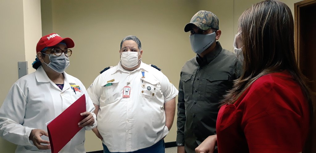 Omar_PrietoPSUV's tweet photo. Triste noticia la partida física del Dr. Luis Felipe Salazar, hombre de profunda sensibilidad humana; uno de los traumatólogos de mejor trayectoria de la #ZuliaMia y quien se dedicó junto a mi equipo de salud al rescate del Hospital Central de Maracaibo. Vuela alto, amigo mío! https://t.co/KJQwcqmMzA