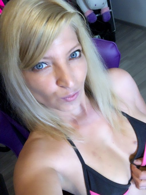 Huhu habt einen geilen Start in die neue Woche und ich hoffe ich gefalle euch auch noch mit kurzen Haaren<a href="/tag/dirtyblowjob"class="tags"><span>#dirtyblowjob</span></a>