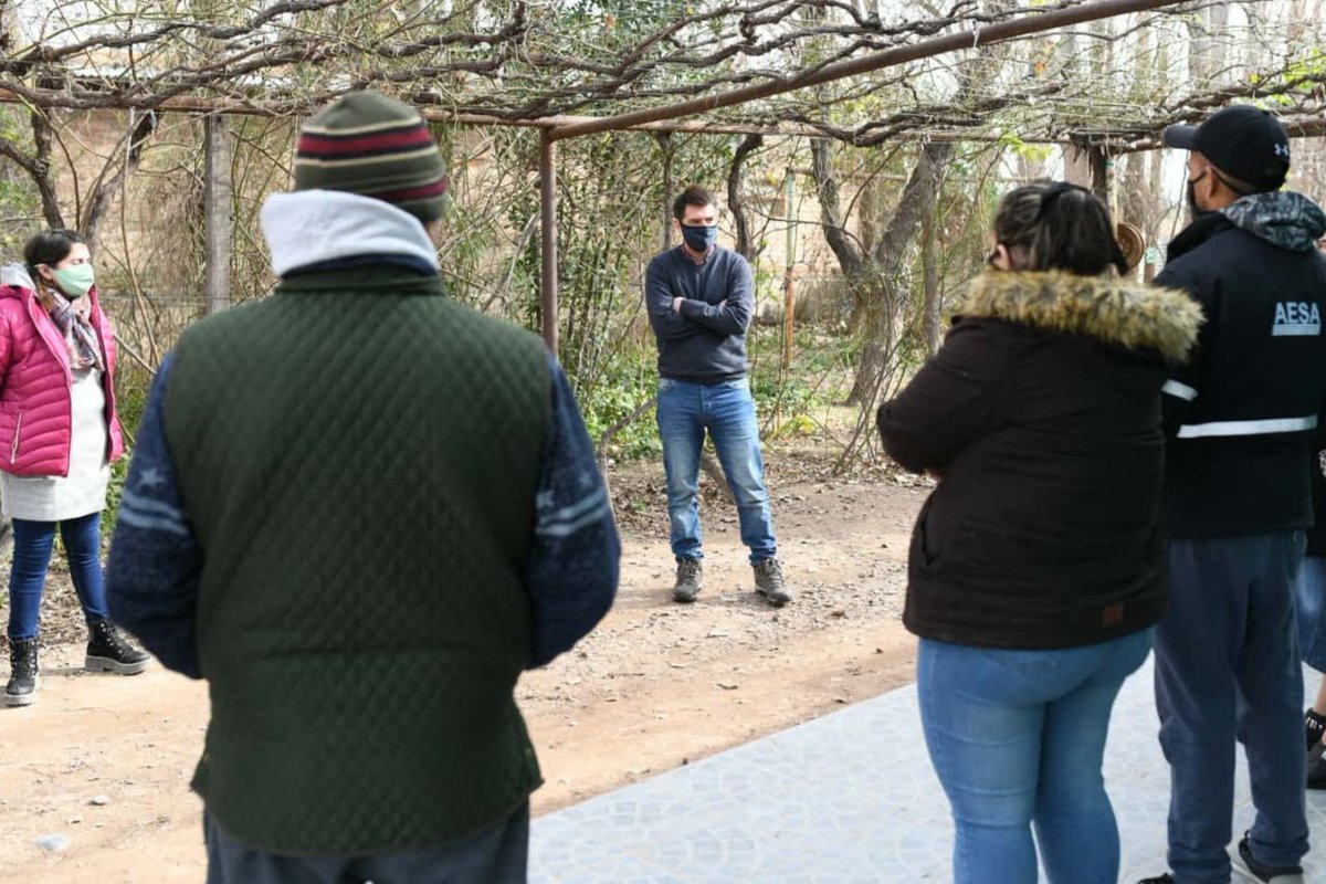 RodrigoButeler's tweet photo. En Peñas Blancas me reuní con la Comisionada Adriana Sandoval, el Vocal Cristian Sura y la comunidad. LLevamos adelante una jornada de trabajo y diálogo, y recorrí el barrio “El Pinar". Acordamos avanzar en mejoras y pusimos a disposición las herramientas del Estado. https://t.co/WqNOfInBfW