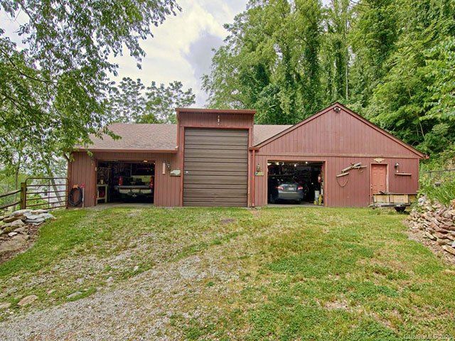 allentateWNC's tweet photo. Vote now! Help Us Choose the Best Equestrian 🐎 Home in WNC: Round 1 ➡️ https://t.co/xdfpp56J2N #HomeoftheMonth https://t.co/pzrYXWFiXr