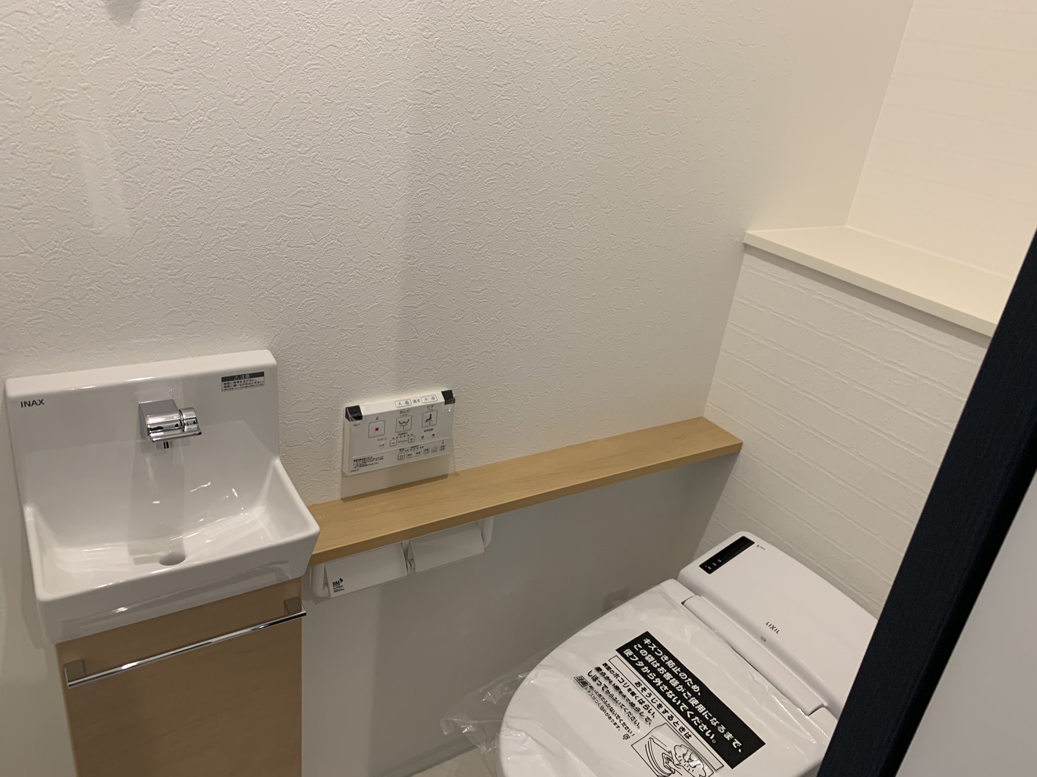 なぁ𖤣𖤥𖠿𖤣𖤥 トイレ 1階のトイレと2階のトイレ 分かりにくいけど両方共 背景の壁紙を変えてます マイホーム トイレ Lixil 新築 注文住宅 お洒落 T Co W0nhixz5z6 Twitter