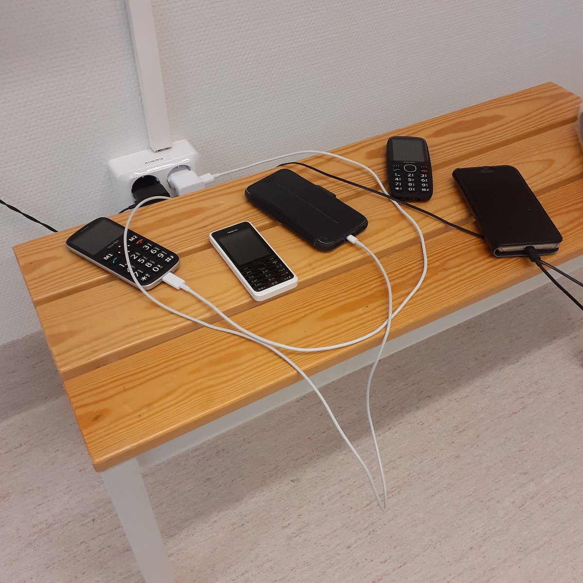PulkkinenNina's tweet photo. #perusterveydenhuolto on monialainen työympäristö 😁
Pärjääköhän kaks #sairaanhoitaja a näillä yhen iltavuoron 🤔?

Työnkuvana meillä tänään #ppkyselänne  #dialyysihoitaja #haavahoitaja #urologinenhoitaja #pääluottamusmies 

#mähoidan @Sairaanhoitajat @Tehy_ry https://t.co/wQJGwqerzG