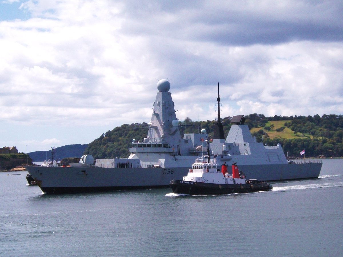 PlymouthDevon1's tweet photo. HMS Defender outbound from Devonport Plymouth this lunchtime, guided by tugs SD Careful &amp; SD Faithful. @PlymouthDevon1 @HMSDefender @NavyLookout @SercoGroup @RachelHWing #tuglife https://t.co/t2XpBhQV9D