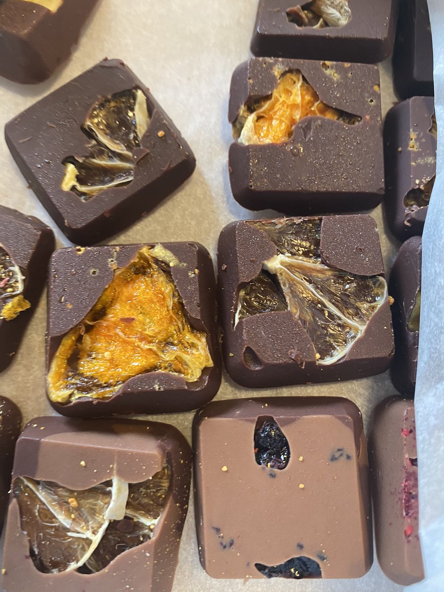 idrissaberkane's tweet photo. Parce qu’on est à Genève: chocolats extraordinaires fabriqués à partir de déchets alimentaires déshydratés pour en concentrer le goût: totalement bluffant et délicieux! https://t.co/DP6SorNjOB