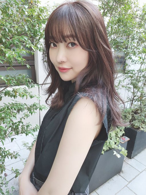 指原莉乃 大人らしさ溢れる振り向きショットに わ かわいい おねえさま感めちゃでてる と反響 話題 Abema Times