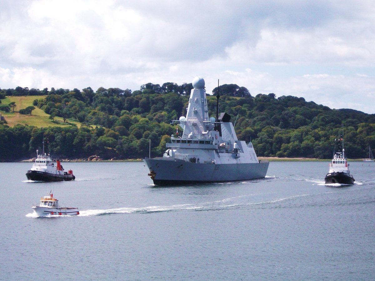 PlymouthDevon1's tweet photo. HMS Defender outbound from Devonport Plymouth this lunchtime, guided by tugs SD Careful &amp; SD Faithful. @PlymouthDevon1 @HMSDefender @NavyLookout @SercoGroup @RachelHWing #tuglife https://t.co/t2XpBhQV9D
