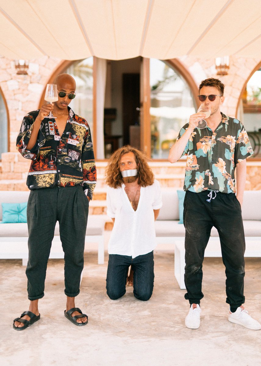 Montage können geil sein, man muss sie sich nur nehmen!
Das wird eine krasse Woche, das verspreche ich euch! 
Ich freu mich jetzt schon auf Freitag!!

Clueso

#flugmodus u. @teddyteclebrhan

Foto : @christophkoestlin