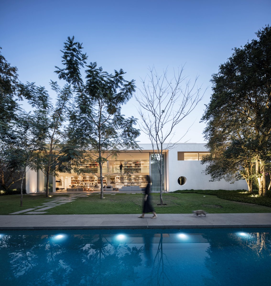 IQGlassUK's tweet photo. This #luxuryhome by architects Studio mk27 pushed the boundaries using #slidingdoorsystems from panoramah! to create huge elevations of #oversizedglazing
Read the #casestudy here >>> https://t.co/uAJp1HrcrQ https://t.co/KFB50fb44r