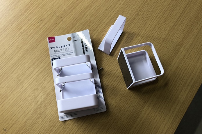 Twitter 上的 Tsuri Hack Salt 釣りハックソルト 公式 みんな大好き ダイソー でまた有能商品を発見 商品名は マグネットタイプ傘たて マグネットで金属にならそのままくっつくし ボルトで止めれば手持ちのクーラーやタックルボックスがロッドホルダー