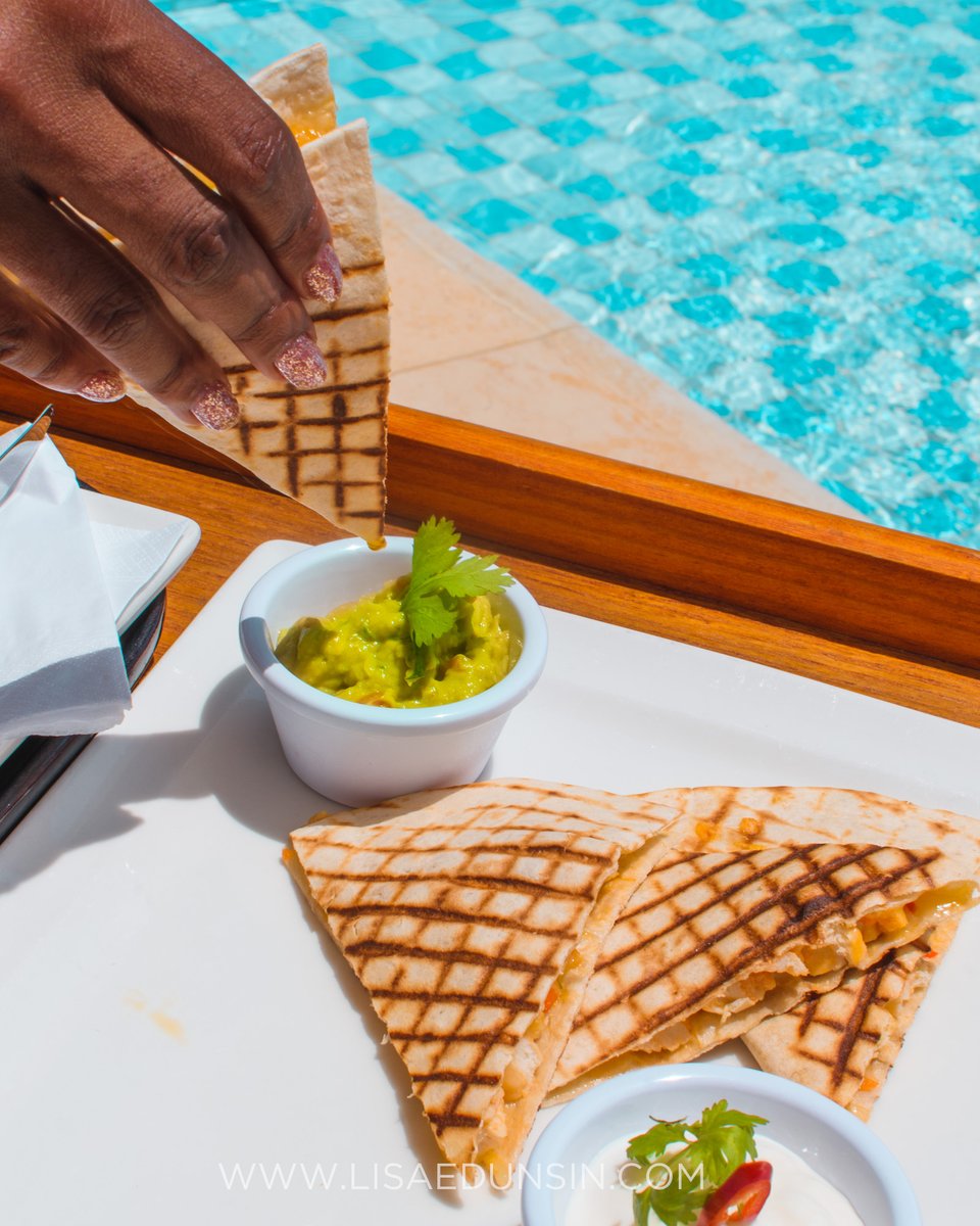 LisaEdunsin's tweet photo. Some Pool-side #foodporn for ya just in time to decide what to have for lunch ;) #dubaifoodie https://t.co/RZEK7mmzLu