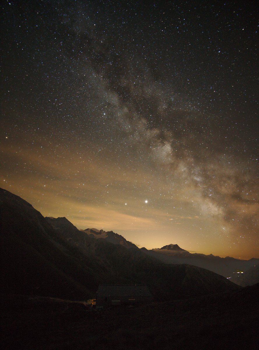 novomonde's tweet photo. Comète #Neowise et #VoieLactée au-dessus de la #CabaneDeMille 🌌🌠🇨🇭
#MYPSB @PaysduStBernard @valaiswallis @MySwitzerland_f https://t.co/QwCOSHMHCC