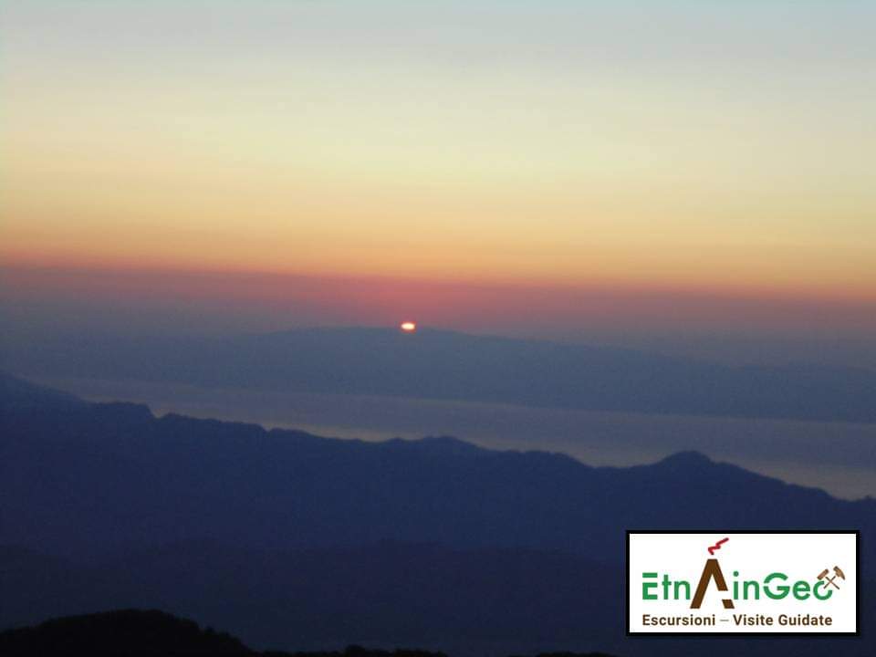 #EtnaSunrise 
Uno dei nostri tour preferiti sull'Etna ❤️

#etnaingeo #ripartiamo #excursions #Sicilia