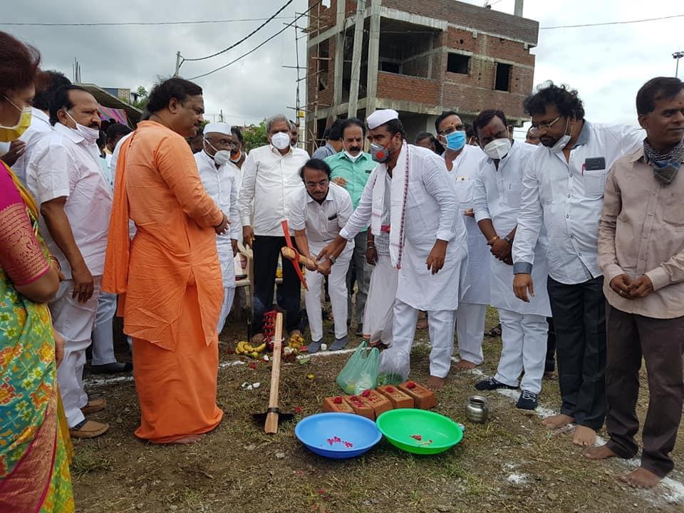 ಇಂದು ಕಲಬುರ್ಗಿ ನಗರದಲ್ಲಿ "ಅಖಿಲ ಭಾರತೀಯ ವೀರಶೈವ ಮಹಾಸಭಾ" ವತಿಯಿಂದ ಜರುಗಿದ, ಅಖಿಲ ಭಾರತ ವೀರಶೈವ ಲಿಂಗಾಯತ ವಿದ್ಯಾರ್ಥಿನಿಯರ ವಸತಿ ನಿಲಯದ ಅಡಿಗಲ್ಲು ಸಮಾರಂಭದಲ್ಲಿ ಭಾಗವಹಿಸಿದ ಕ್ಷಣಗಳು.
ಕಾರ್ಯಕ್ರಮದಲ್ಲಿ ಪೂಜ್ಯ ಶ್ರೀಗಳು, ಸಮಾಜದ ಹಿರಿಯ ಮುಖಂಡರು, ಗಣ್ಯರು ಹಾಗೂ ಕಾರ್ಯಕರ್ತರು ಉಪಸ್ಥಿತರಿದ್ದರು.
#Kalburgi #Veerashaiva https://t.co/WB3x9SJ8or