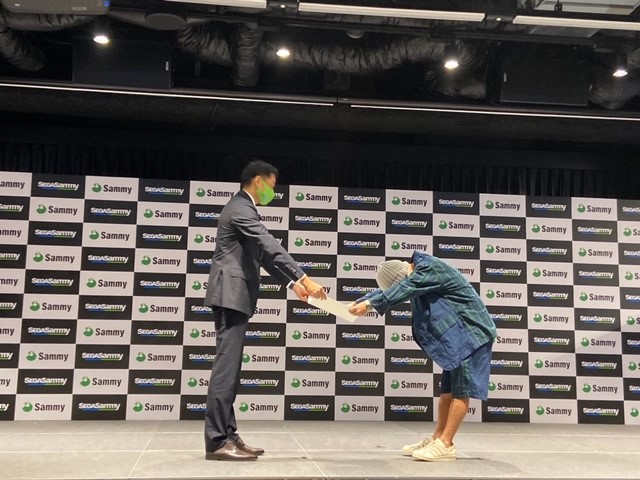 sammy_corp's tweet photo. #サミー の社内表彰式にケツメイシのRYOさんが、サプライズゲストとして登場！！逆サプライズとしてコラム #777回 達成の感謝状を弊社代表取締役社長 CEOの里見よりお渡し、会場は大いに盛り上がりました！

#RYOfromケツメイシ https://t.co/fwmbt7jk61