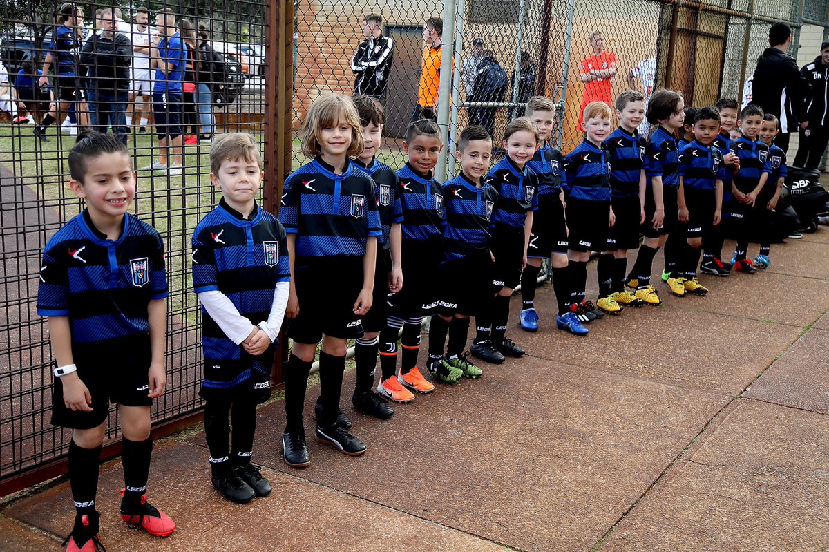 Bayswater City (@bayswatercitysc) on Twitter photo Our adorable U/7 being greeted by Man Utd Legend & Baysie Life Member Francis Burns before our round 5 clash with <a href="/PerthGloryFC/">Perth Glory FC</a>.Thanks to Sussanna & <a href="/GGMarulanda/">Gustavo G Marulanda</a> for having these little legends part of a great day.#forzabaysie #blacknblue #baysiearmy Our adorable U/7 being greeted by Man Utd Legend & Baysie Life Member Francis Burns before our round 5 clash with <a href="/PerthGloryFC/">Perth Glory FC</a>.Thanks to Sussanna & <a href="/GGMarulanda/">Gustavo G Marulanda</a> for having these little legends part of a great day.#forzabaysie #blacknblue #baysiearmy