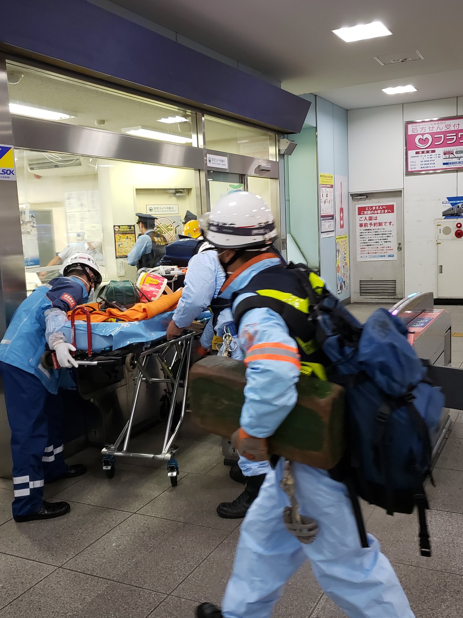 西武池袋線の富士見台駅の人身事故で救急隊が駆けつけている画像