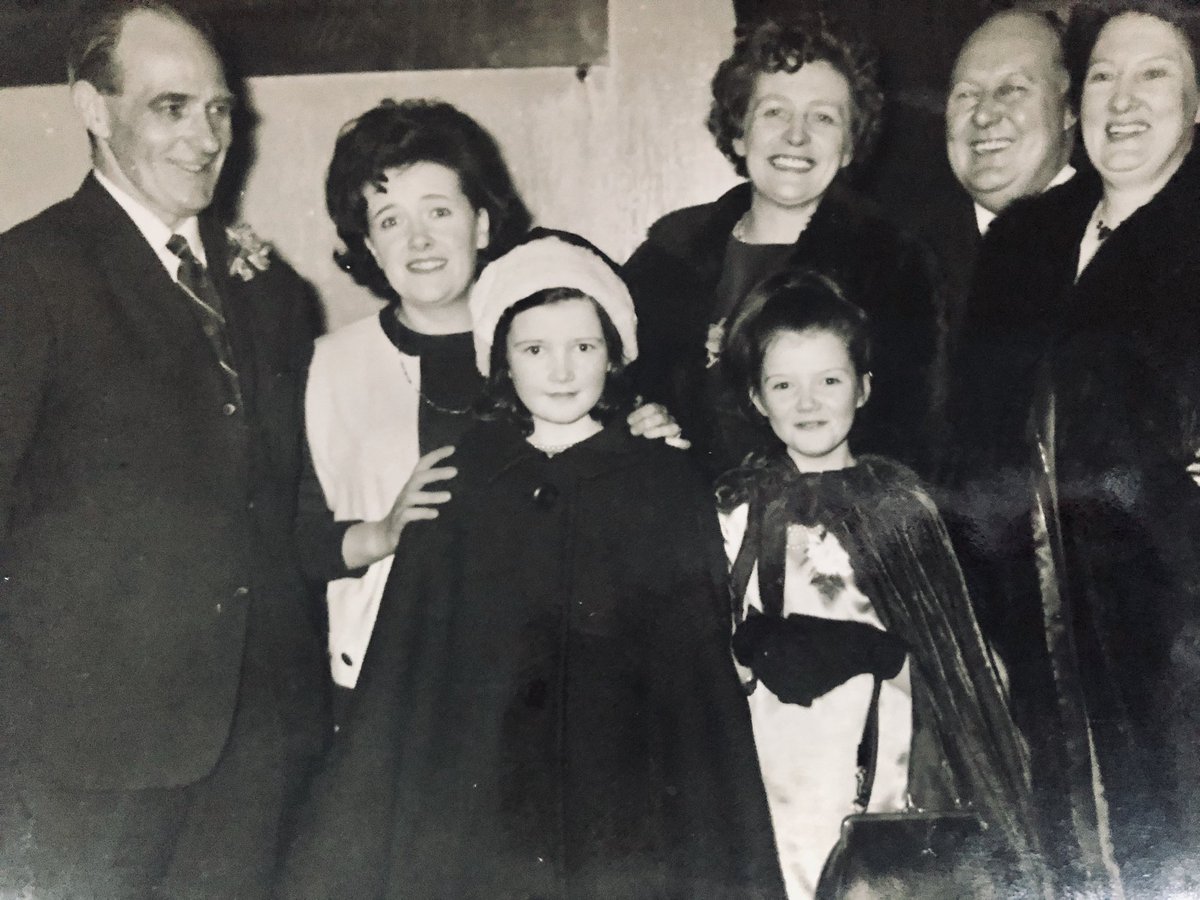 OfficialFionaK's tweet photo. How come it’s Monday again?! Do join me today at 6pm UK time (or anytime!) #Fionaskitchenconcerts
with my very special guest, Frank Thomson on accordion - it will be a bit of a lovely trip down memory lane with songs my Dad and Mum sang.
Happy memories in this photo! https://t.co/fobmrqok0U