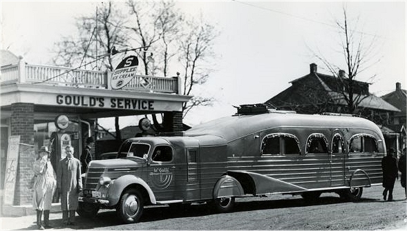 The 1938 International Jungle Yacht is another gorgeous land yacht with a little streamlined style.As if it weren't huge enough already, two could be combined to make a mobile 5-bedroom apartment. Seems lots of interior space was given to the bar. #banginlandyachts