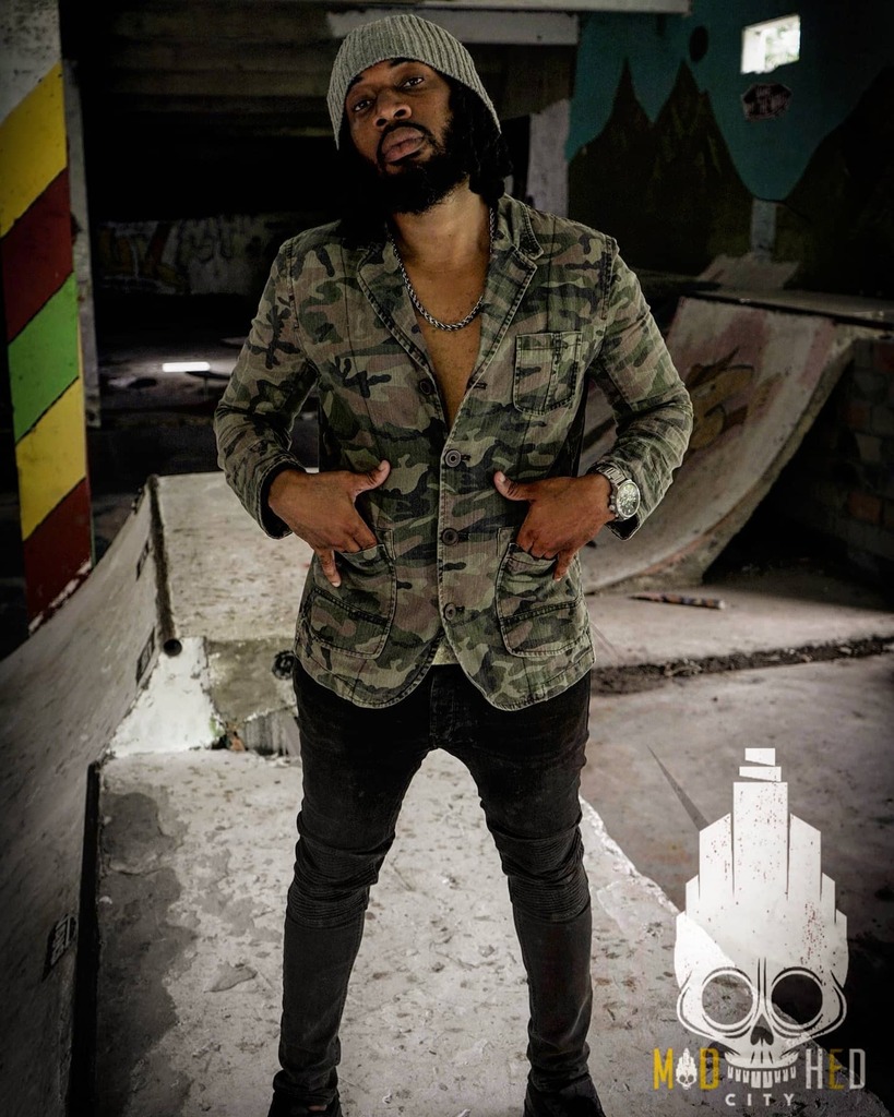 MadHedCity's tweet photo. about to sign...📝... After the lawyer looks over ..
Hope ready  you are ...
 because I been loading some rounds to fire.. out on @madpakmusic
 
·
·
·
·
#ukgrime #ukgrimescene #hiphop #ukgrimemusic #newheat #rapmusic #ukmusic #grime #ukgrimeremix #music https://t.co/aK5oi3yfs8 https://t.co/3MRJogLmIt