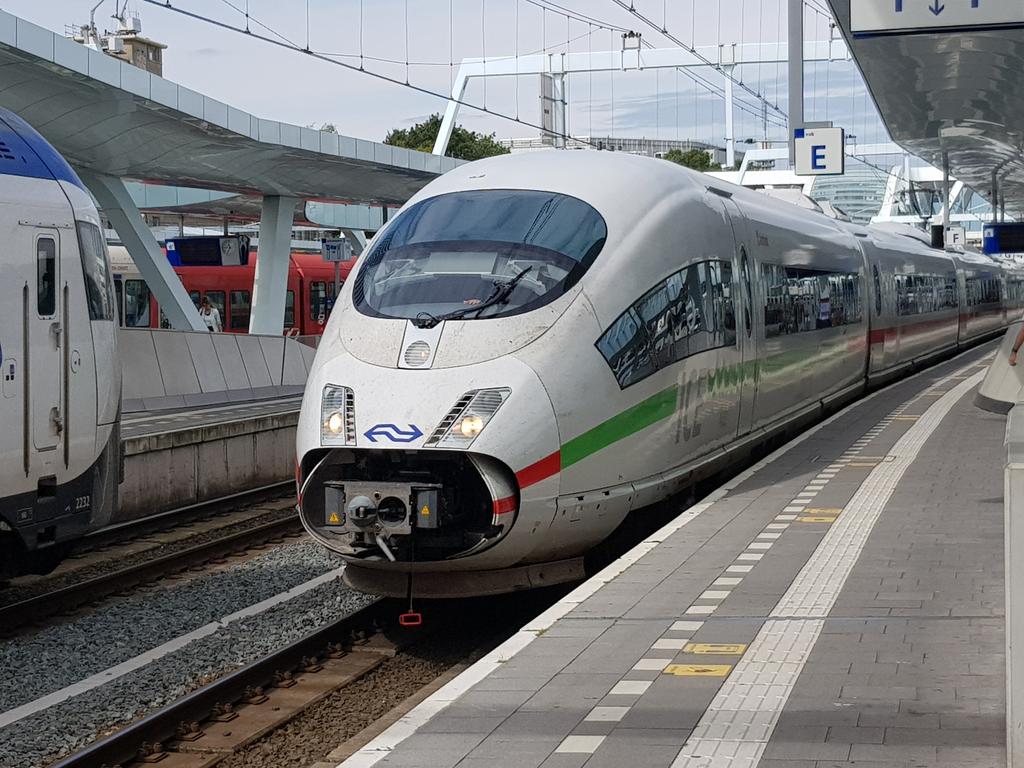"Slecht nieuws" said the guard on the Utrecht to Arnhem Intercity - and we were all turfed out at Ede-Wageningen. Missed the stopping service to Duisburg, so it's a ride on the ICE...