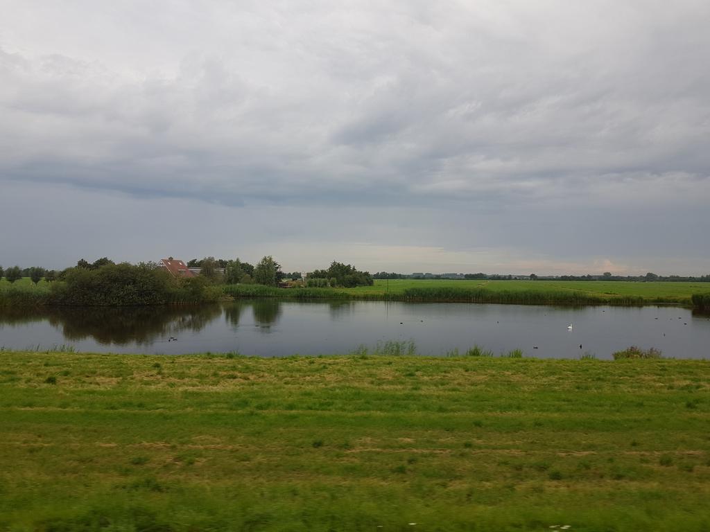 "Slecht nieuws" said the guard on the Utrecht to Arnhem Intercity - and we were all turfed out at Ede-Wageningen. Missed the stopping service to Duisburg, so it's a ride on the ICE...