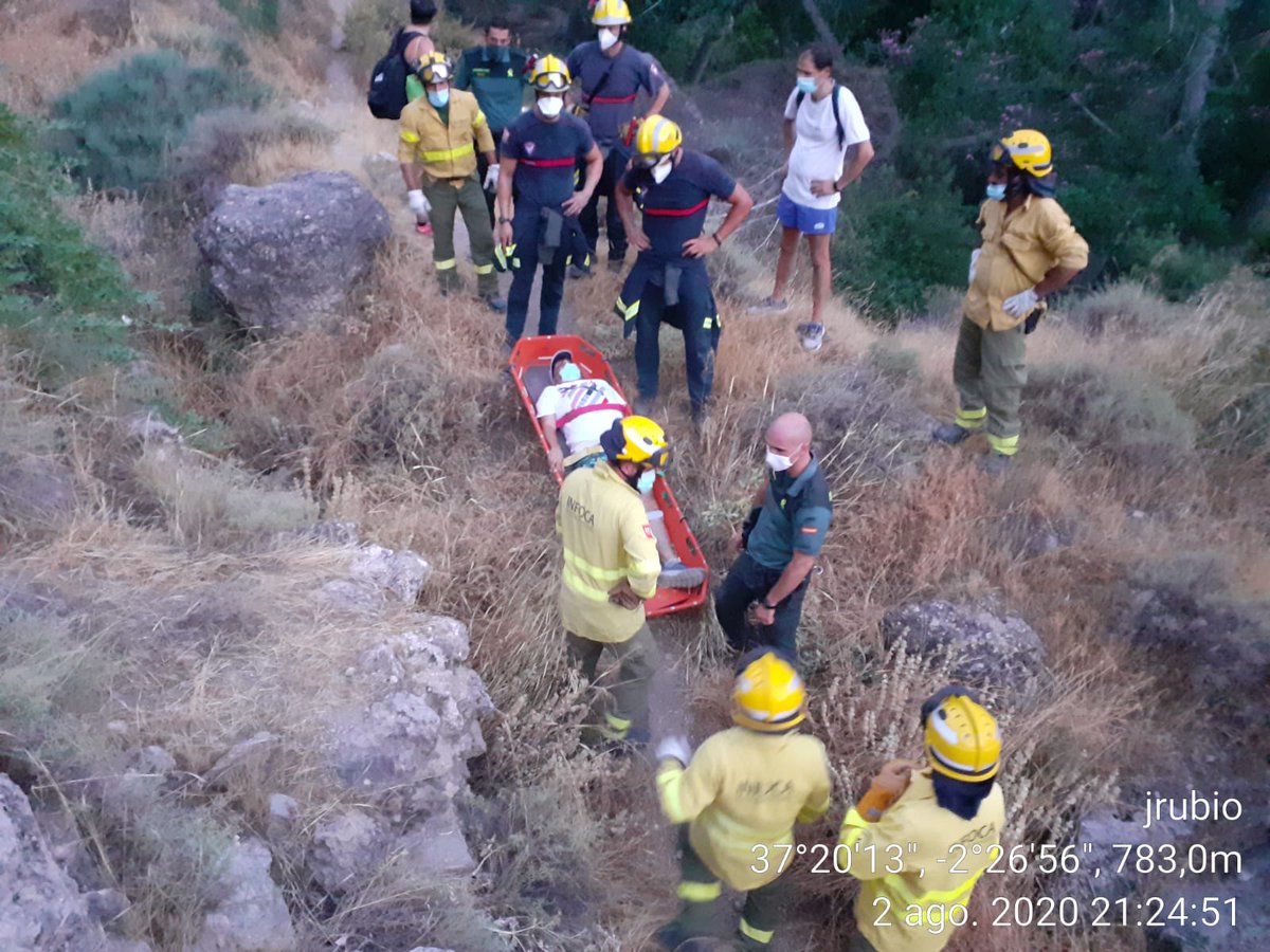 Plan_INFOCA's tweet photo. ℹ OTRAS EMERGENCIAS | #Bayarque (#ALMERÍA). @bomberoslevante, @guardiacivil e #INFOCA rescatan a un senderista herido en una zona de difícil acceso, márgenes del Río Bacares.

👏 Felicidades al equipo de rescate y pronta recuperación para el accidentado. https://t.co/6Py0OVi0ys
