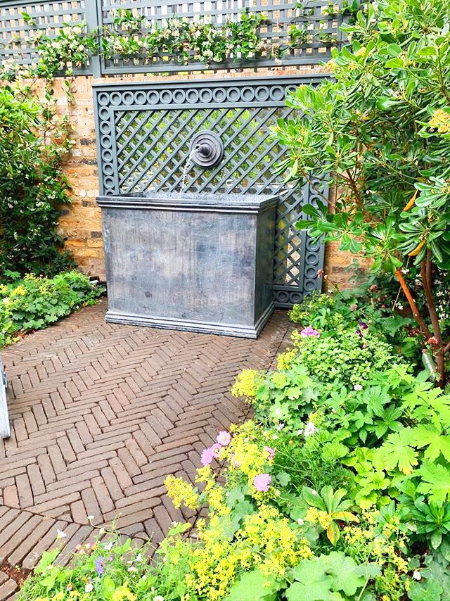 gardentrellisco's tweet photo. Another triumph from @ButterWakefield with this gorgeous project in Chelsea. We are proud to have supplied &amp; installed the bespoke mirror backed trellis and the wall fixed square trellis. 

Get in touch with our team with your bespoke enquiry: https://t.co/1RFUOUdwEH https://t.co/cuMHnHK8Jp