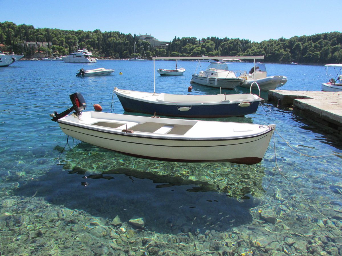 travelbybwd's tweet photo. One thing you notice on #AWanderAround #Dubrovnik #Croatia is that the water off the coast of #Dalmatia are crystal clear ... look at this #Travel #Travelholic #TravelPhotography #Traveling #BWDVacations #TheManInTheFrontSeat https://t.co/CkQbyjUhmq