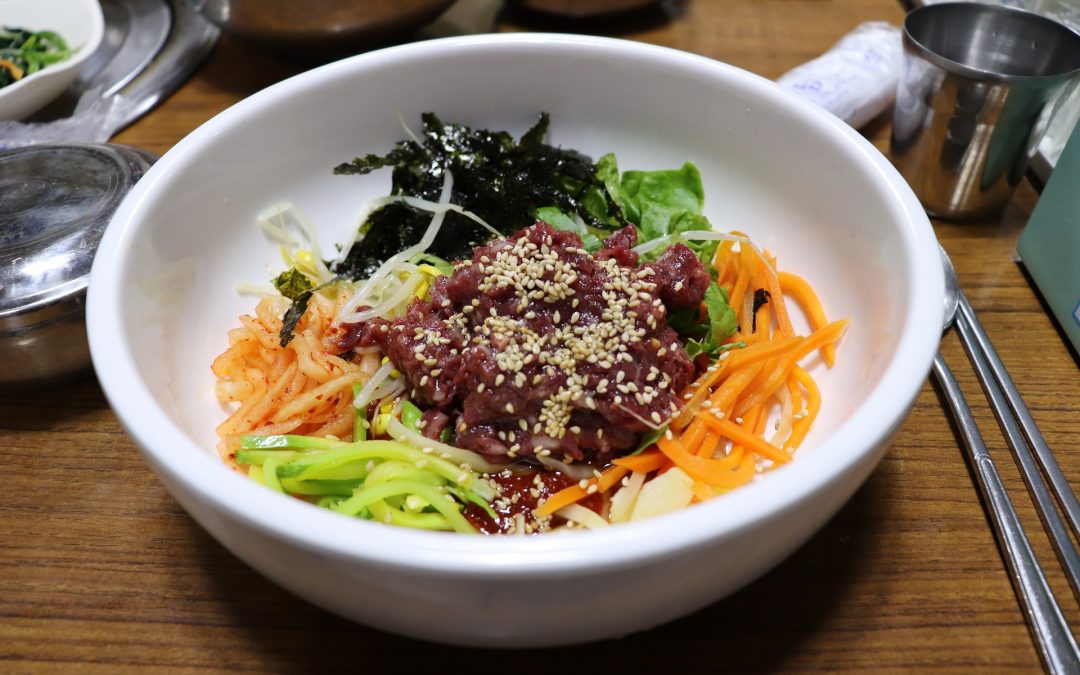 Hemos creado nuestra versión del #pokebowl #lowcarb. ⁣⁣⁣
⁣⁣⁣
Un ejemplo de un plato equilibrado, que se prepara de forma rápida y en el que el comensal puede personalizar los ingredientes si se desea. En este caso lo hemos preparado con hamburguesa. ⁣
