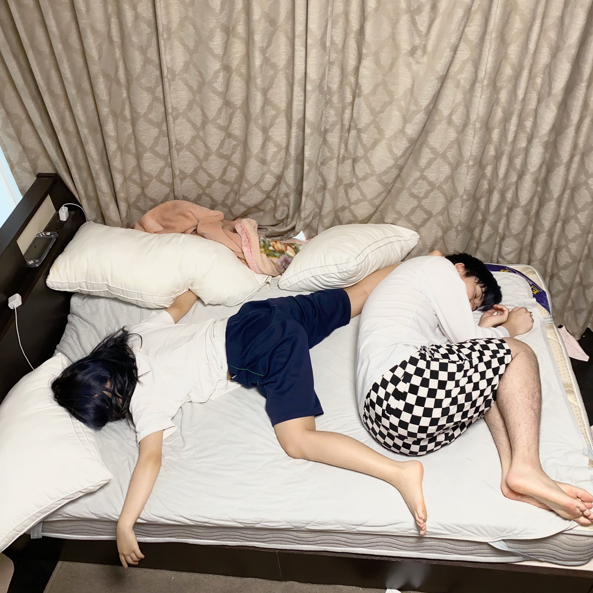 ひろぴん 夏になると 同棲してる彼女の寝相が悪くなる現象が多発するんだけど 負けず嫌いの俺は 意地でも一緒のベッドで寝てやりたくて対抗心に燃えています ひろぴん 夏になると 同棲してる彼女の寝相が悪くなる現象が多発するんだけど 負けず嫌いの俺は 意地でも一緒のベッドで寝てやりたくて対抗心に燃えています