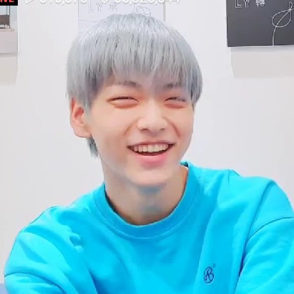 hearthyuka's tweet photo. the more i look at soobin, the more he looks like an ice prince relaxing with his grey hair and blue shirt https://t.co/KwoYbgAqth