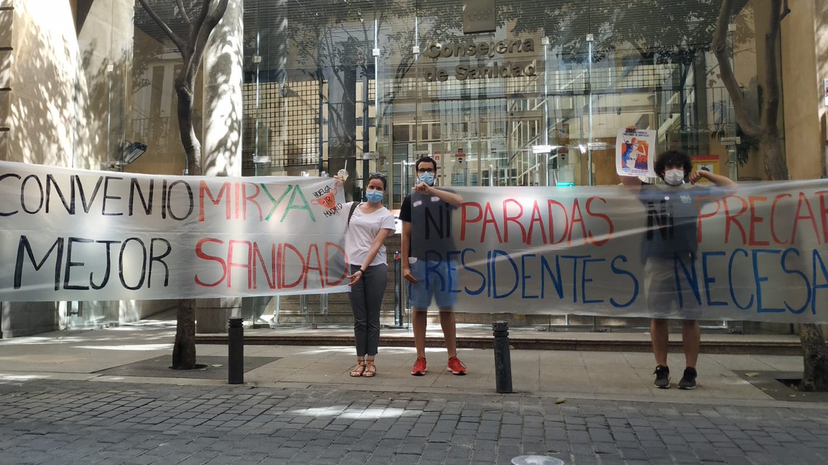 huelgamirmadrid's tweet photo. Otro lunes más delante de la Consejería de Sanidad, teniendo en cuenta la situación epidemiológica. El conflicto sigue abierto, ¡la huelga sigue adelante! #HuelgaMIR #DesbloqueoAlPreacuerdo #ConvenioMIRYa https://t.co/lVKyMXQTrd