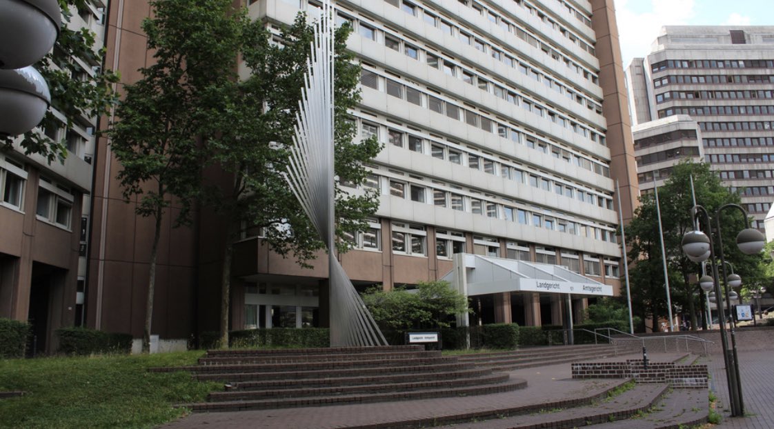 Do häss em Kreech fas' mem Levve bezahlt
Doch se han dich widder opjestallt
Die Zick, die määt och för dir nit halt! 
Alles Jode zum 200. Jebootsdag, <a href="/LGKoeln/">Landgericht Köln</a> ! 

justiz.nrw/JM/Presse/pres…

Liedtext: Peter Wernerjates
Foto: Justiz NRW